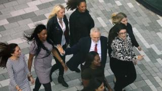Джереми Корбин с членами лейбористской партии, когда он выходит на арену конференции в Ливерпуле