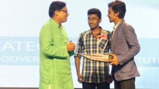 পুরষ্কার হাতে আইসিটি মন্ত্রী জুনায়েদ আহমেদ পলক-এর সাথে কথা বলছেন জুবায়ের হোসেন (বাঁয়ে)।