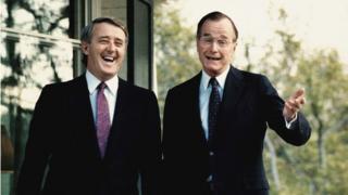 На этом снимке, сделанном 28 апреля 1988 года, изображен бывший вице-президент США Джордж Буш (справа), который поделился смехом с бывшим премьер-министром Канады Брайаном Малруни после вопроса от репортера возле резиденции Буша в Вашингтоне, округ Колумбия. Малруни должен был провести вторую встречу с бывшим президентом США Рональдом Рейганом в тот же день.