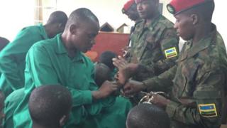 Umwe mu baregwa mu gitondo uyu munsi kuwa mbere ari kuvanwaho amapingu ngo yicare mu rukiko