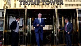 Нью-Йорктун мэри Бил де Бласио Трамп мунарасынан чыгып жатат