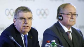 Президент МОК Томас Бах и глава комиссии МОК Сэмуэль Шмид озвучили решение комитета