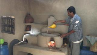 ከአውራምባ ማህበረሰብ አባላት አንዱ