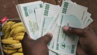 Un Zimbabwéen compte de l'argent pour acheter des bananes à Harare en 2008