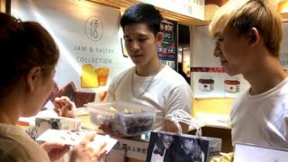 梁展辉与丁则言现在定居高雄,一起开甜点店已经约两年多。