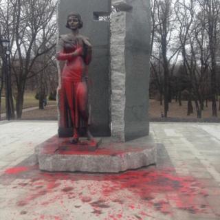 Памятник Елене Телиге установили меньше месяца назад