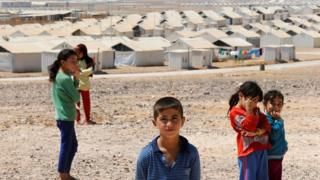 Сирийские дети-беженцы позируют перед визитом актрисы Анджелины Джоли для проведения пресс-конференции в лагере беженцев Азрак для сирийцев, перемещенных в результате конфликта, недалеко от города Аль-Азрак, Иордания, 9 сентября 2016 года.