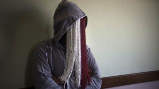 Umunyamakuru Hussein Saule yagaragara kenshi yiyoberanije mu maso kubera imvo z'umutekano