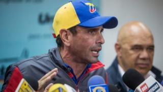 Kiongozi wa upinzani Henrique Capriles amesema tume ya uchaguzi inafanya vichekesho kwa kuchelewesha kura za maoni