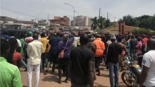 Les conducteurs de motos-taxis, mécontents à cause de l'immobilisation d'une centaine de motos, ont envahi la voirie municipale.