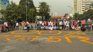 ঢাকার শাহবাগ মোড়ে রাস্তায় বিক্ষোভ করছেন মুক্তিযোদ্ধা সংসদ সন্তান কমান্ড। বুধবার রাতে তারা রাস্তায় অবস্থান নিয়ে ৩০ শতাংশ মুক্তিযোদ্ধা কোটা পুনর্বহালের দাবি জানায়।