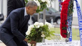 オーランド乱射被害者のために花束を手向けるオバマ米大統領(16日)