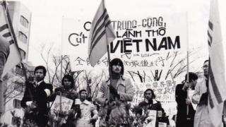 Những năm 1970, nhiều sinh viên Việt Nam được chính phủ Việt Nam Cộng Hòa tài trợ đi du học ở Nhật. Vào tháng 1/1974, sau khi Trung Quốc chiếm lấy quần đảo Hoàng Sa, nhiều sinh viên đã tổ chức một cuộc biểu tình ở Tokyo, Nhật Bản.