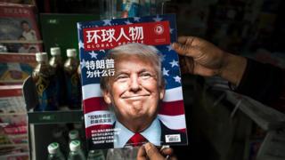 Копия местного китайского журнала Global People с обложкой, которая переводится как «Почему Трамп победил», видна на обложке с портретом избранного президента США Дональда Трампа на новостном стенде в Шанхае 14 ноября 2016 года. || | Никсон стал первым президентом США, посетившим Китай после того, как он стал коммунистической страной