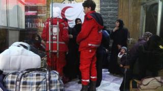موظفو الهلال الأحمر يساعدون من يجري نقلهم من الغوطة الشرقية