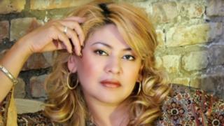 Xonanda Dilfuza Ismoilova Mirziyoyevga bagʻishlab qoʻshiq aytgan