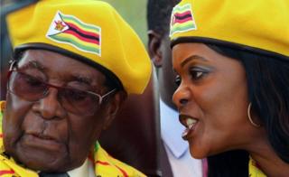Prezidaant Mugaabeen haasaa haadha warra isaanii Graas Mugaabee wayita dhggeefatan, Zimbaabuwee, Sadaasa 8, 2017
