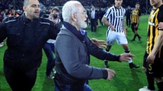 Awọn oṣiṣẹ alaabo n gbiyanju lati da Savvidis pada