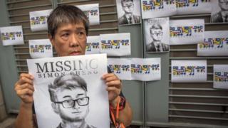 英国驻香港总领事馆外一名年长女示威者在声援郑文杰的集会上(21/8/2091)