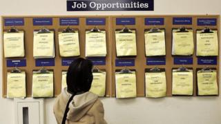 Un buscador de trabajo mira un anuncio de trabajo en el East Bay Career Center el 2 de febrero de 2006 en Oakland, California