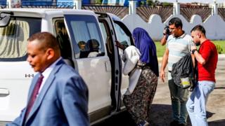 تسليم امرأة سودانية وطفلها البالغ من العمر شهر واحد إلى دبلوماسيين سودانيين في القامشلي، سوريا