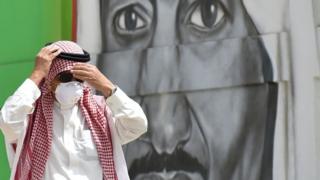 رجل يرتدي قناعا في السعودية
