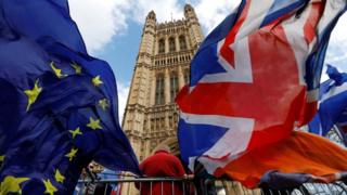 Banderas de la UE y Reino Unido
