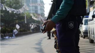 অস্ত্র হাতে এক পুলিশ সদস্য