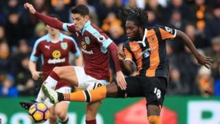 Mshambuliaji wa klaby ya Hull City Dieumerci Mbokani kulia