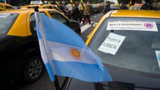 Taxistas protestan contra la empresa Uber en Buenos Aires.