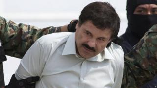 Хоакин "Эль Чапо" Гусмана, главу мексиканского картеля Синалоа, сопровождают на вертолет в Мехико, после того как он внезапно был захвачен в пляжном курортном городе Масатлан ​​22 февраля 2014 года Гузман был арестован в Гватемале в 1993 году, но в 2001 году сбежал из тюрьмы строгого режима в Мексике. Хоакин Коротышка Гусман, 1993