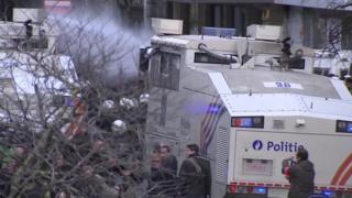 暴徒の排除に放水銃を使う警官ら(27日)