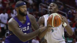 Benjamin Uzoh N ° 4 du Nigeria face à DeMarcus Cousins N ° 12 des États-Unis en match amical au Toyota Center, le 1er août à Houston, Texas