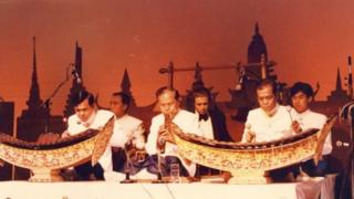 วงปี่พาทย์เสภา ("วงฟองน้ำ" พ.ศ. 2530) จากซ้ายด้านหน้า ละมูล เผือกทองคำ จำเนียร ศรีไทยพันธุ์ บุญยงค์ เกตุคง จากซ้ายแถวที่สอง พิณ เรืองนนท์ บรูซ แกสตัน และอานันท์ นาคคง