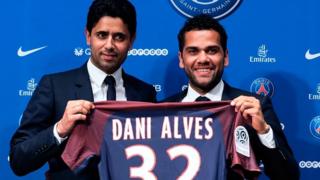 Le défenseur brésilien Dani Alves avec le président du Paris Saint-Germain lors de sa présentation à la presse
