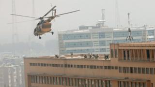 Helikopta ikiwa juu ya Hopitali ya Sardar Daud
