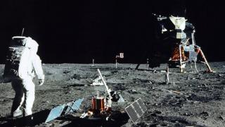 Баз Олдрин хода по површини Месеца