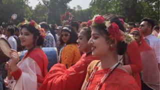 নানা সাজে সজ্জিত হয়ে মানুষ অংশ নিয়েছে শোভাযাত্রায়
