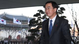 북한이 회담 제안을 수락한 5일 통일부로 들어서고 있는 조명균 장관