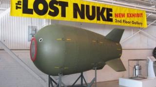 Kaybolan nükleer bombanın müzede sergilenen bir kopyası.