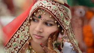 روانه اونۍ نژدې ۷۰۰ ناوو ته په یوه ډله ییز واده کې بېټونه ورکړل شول.
