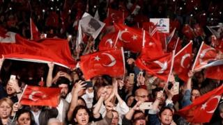 Imyiyerekano yaratunganijwe mu burere butandukanye bwa Istanbul biyamiriza isubirwamwo ry'amatora