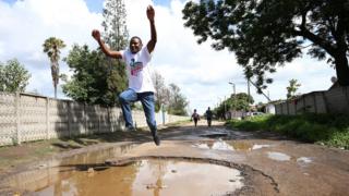 Wannan mutumin na yunkurin tsallake wannan katon ramin a yankin Highfields na Harare, babban birnin kasar Zimbabwe