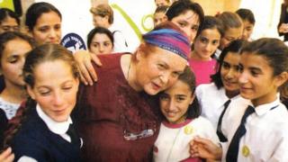 Türkan Saylan öğrencileriyle