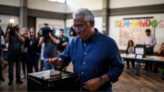 Prime Minister Antonio Costa votes in the election