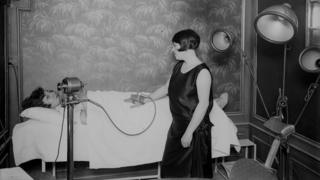 Париж, примерно 1925 год: в Институте красоты Лидо пациентку подвергают вибромассажу