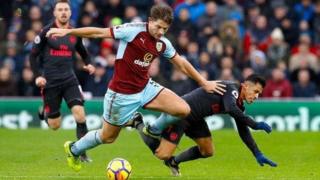 Dan wasan baya na Burnley James Tarkowski lokacin da ya ture Aaron Ramsey