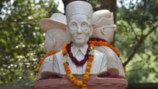 दिल्ली विद्यापीठातील पुतळा