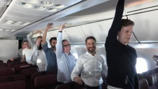 Los pasajeros haciendo ejercicio.