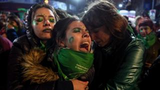 Feministas llorando